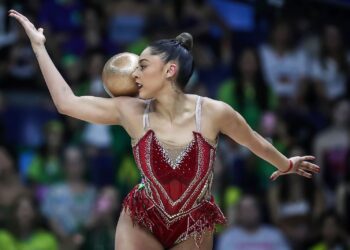 Barbara Domingos coloca o Brasil no top 10 e faz história no Mundial de Ginástica Rítmica