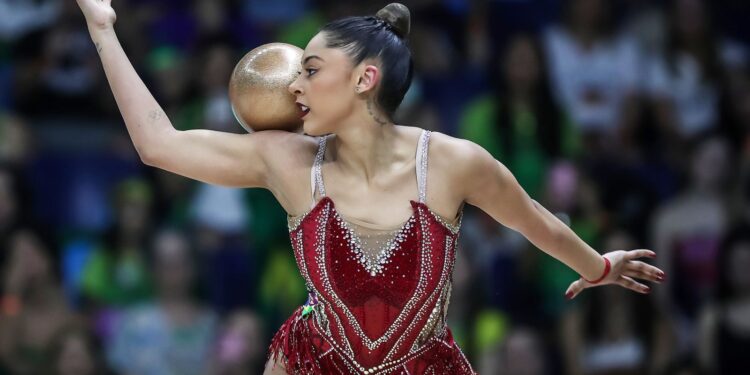 Barbara Domingos coloca o Brasil no top 10 e faz história no Mundial de Ginástica Rítmica