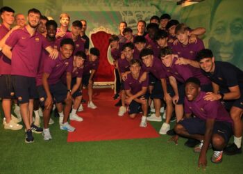 Time Sub-20 do Barcelona visita exposição em homenagem a Pelé no Maracanã