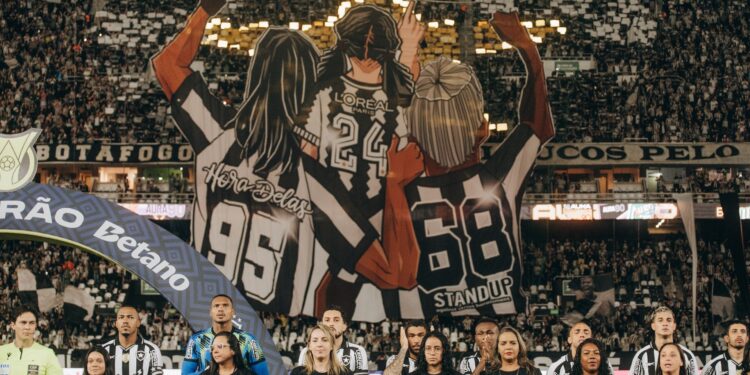 Campanha contra assédio a mulheres ganha as arquibancadas no Brasileirão