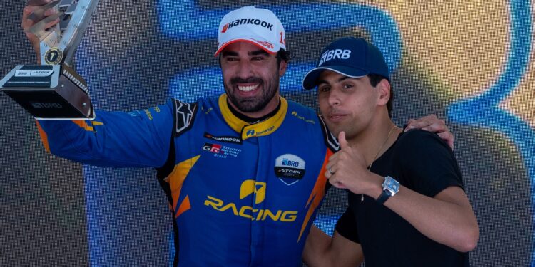Cesar Ramos domina corrida principal da Stock Car em Curvelo e recebe troféu de Gabriel Bortoleto