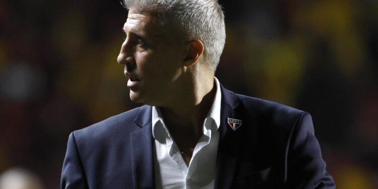 Crespo avalia jogadores da base e comenta duelo pela Libertadores após empate do São Paulo