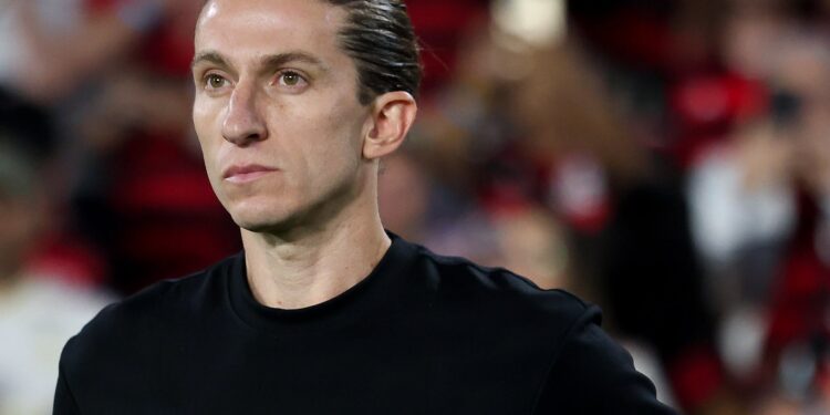 Filipe Luís freia reclamações depois de vitória do Flamengo sobre o Inter