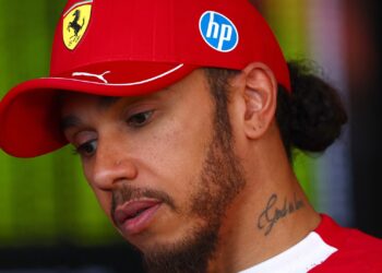 Hamilton desabafa e sugere à Ferrari trocar de piloto: “Sou um inútil”