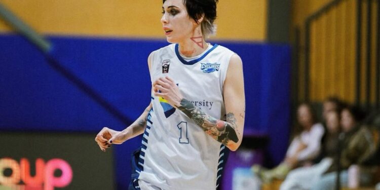 Jogadora de basquete viraliza por visual gótico nas quadras: “A vida é sobre ser você mesmo”