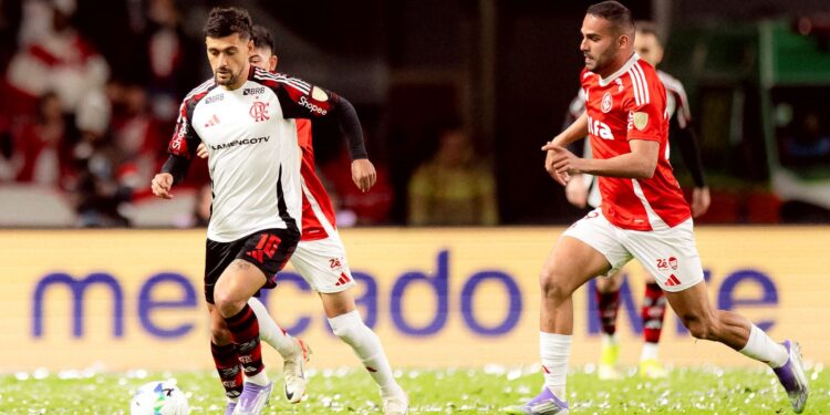 Flamengo volta a derrotar o Internacional e avança na Libertadores