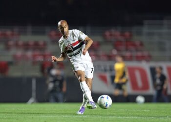 Lucas, do São Paulo, vai passar por artroscopia no joelho