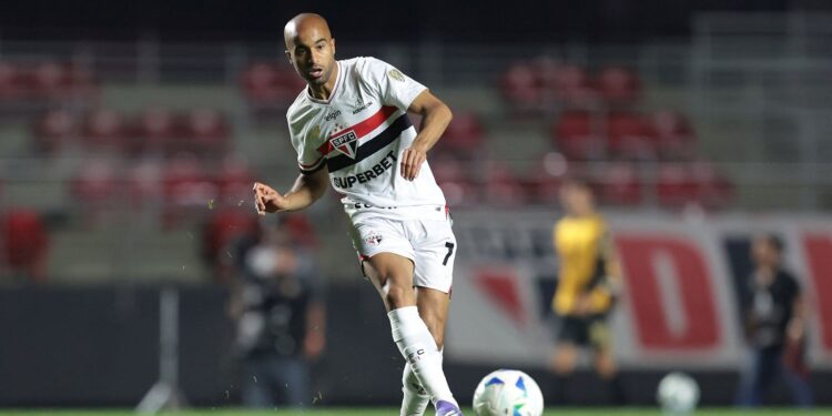 Lucas, do São Paulo, vai passar por artroscopia no joelho