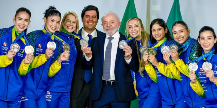 Lula recebe atletas da ginástica rítmica e anuncia criação de universidade dos esportes
