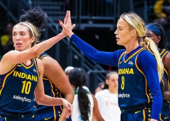 Jogadoras da WNBA se revoltam após brinquedos sexuais serem arremessados em quadra