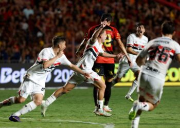 Na Ilha do Retiro, São Paulo busca empate com o Sport pelo Brasileiro