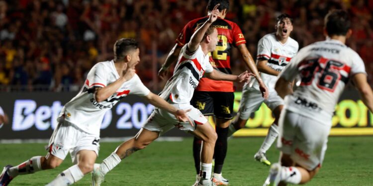 Na Ilha do Retiro, São Paulo busca empate com o Sport pelo Brasileiro