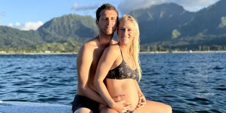 Em ano sabático, Tati Weston-Webb anuncia que está grávida de uma menina