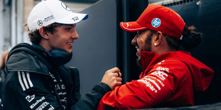 Antonelli agradece apoio de Hamilton em meio a desafios na F1: “É realmente uma pessoa incrível”