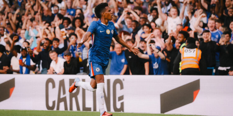 Estêvão estreia pelo Chelsea como titular e marca primeiro gol