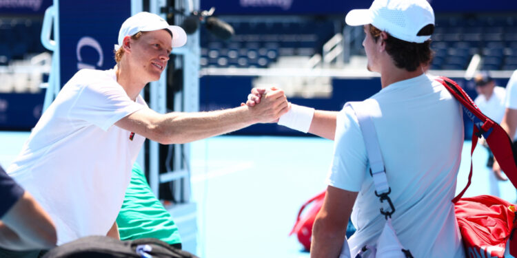 João Fonseca inicia treinos em Cincinnati e se encontra com Jannik Sinner