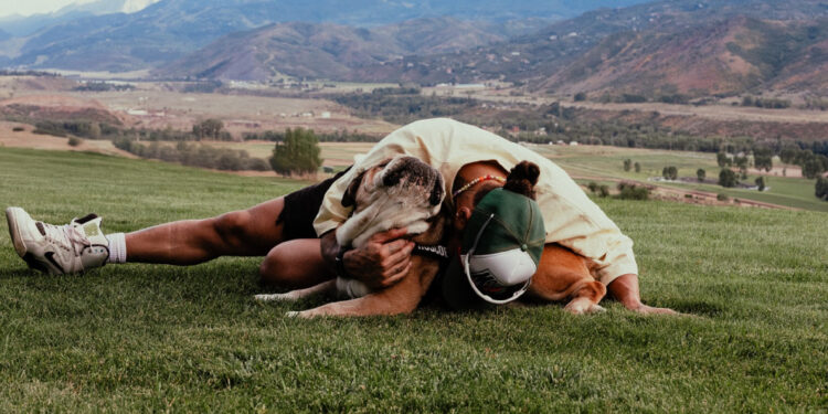 Trilhas de moto e descanso com Roscoe: Hamilton recarrega energias nas férias da F1