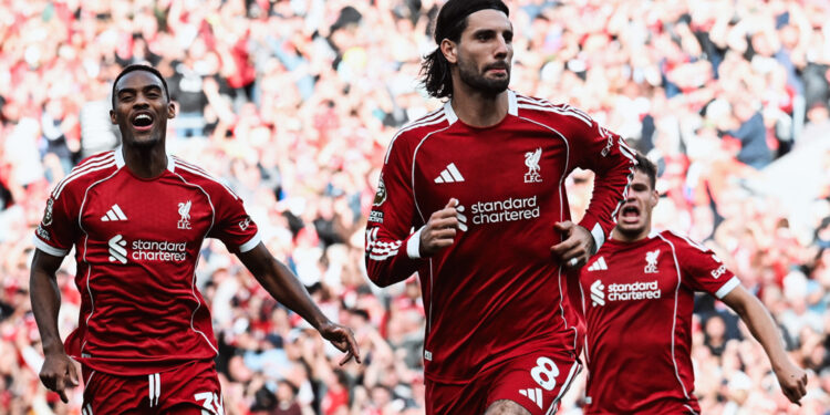 Com golaço de falta, Liverpool vence Arsenal e assume liderança da Premier League