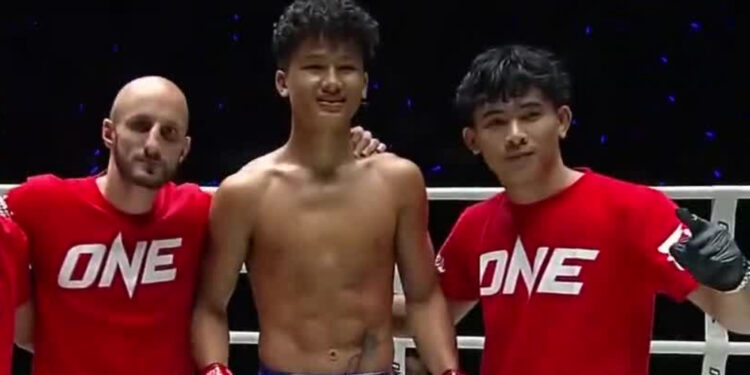Tailandês de 17 anos vence com nocaute avassalador no ONE Friday Fights 119