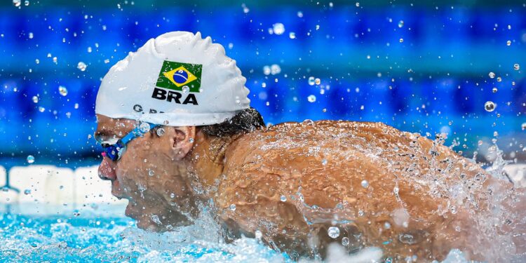 Gabriel Bandeira bate recorde e fatura ouro no Mundial Paralímpico; Carol Santiago vence 100m livre