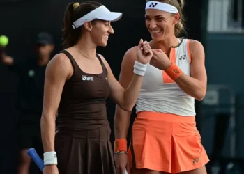 Luisa Stefani e Timea Babos vencem em estreia das duplas no SP Open