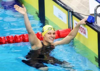 Carol Santiago é tricampeã mundial dos 100m costas em Singapura
