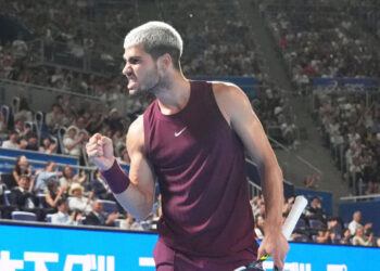 Alcaraz bate Fritz na final em Tóquio e chega a oito títulos na temporada