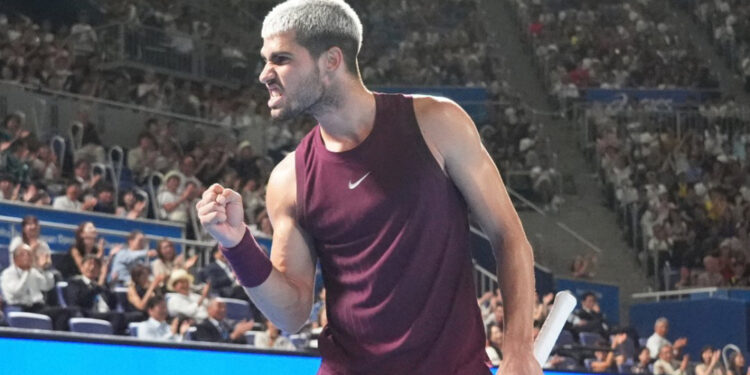 Alcaraz bate Fritz na final em Tóquio e chega a oito títulos na temporada