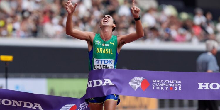 Caio Bonfim é campeão mundial nos 20 km da marcha atlética