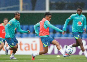 Brasil inicia preparação para jogo contra o Chile pelas Eliminatórias