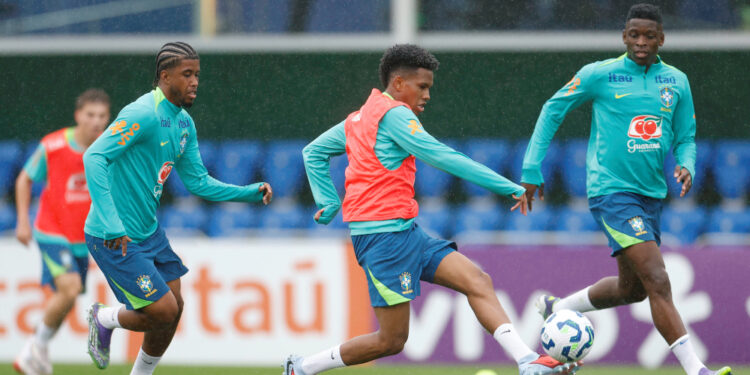 Brasil inicia preparação para jogo contra o Chile pelas Eliminatórias