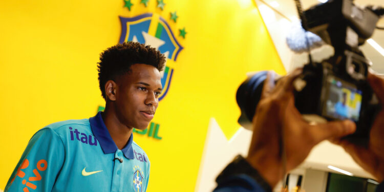 Estêvão destaca amadurecimento no retorno à seleção: “Mais preparado fisicamente e mentalmente”