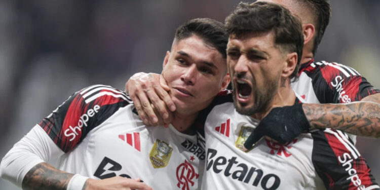 Pênalti ridículo, guerra dos gramados… e o Fla se dá bem