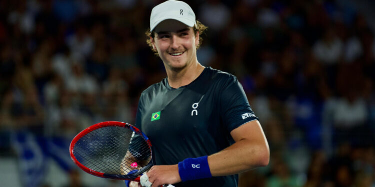 Fonseca comemora vitória sobre Tsitsipas na Davis: “Joguei meu melhor tênis nos momentos importantes”