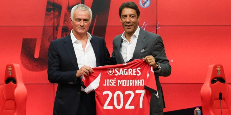 Mourinho é anunciado como novo técnico do Benfica: “É uma honra tremenda”