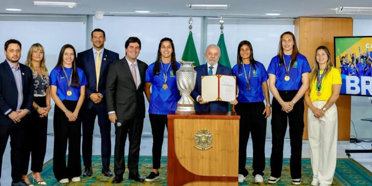 Lula diz que enviará projeto de lei para incentivar futebol feminino