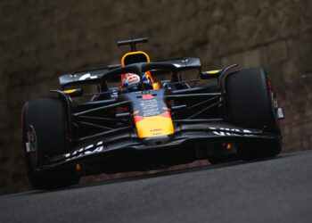 Verstappen crava a pole em classificação caótica no Azerbaijão; Bortoleto é 13º