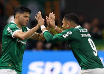 Abraçado pelo elenco, Bruno Rodrigues celebra “reestreia” no Palmeiras