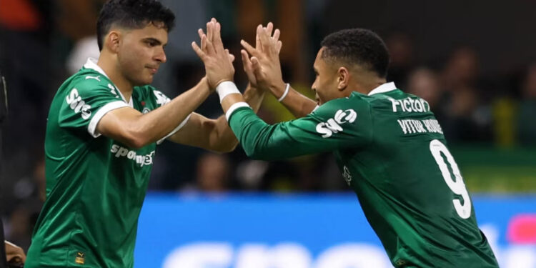 Abraçado pelo elenco, Bruno Rodrigues celebra “reestreia” no Palmeiras