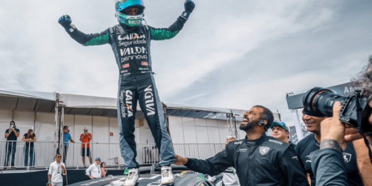 Guilherme Salas vence corrida principal da Stock Car no Velocitta