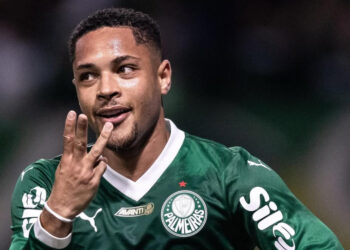 Com três de Vitor Roque, Palmeiras goleia o Internacional pelo Brasileirão