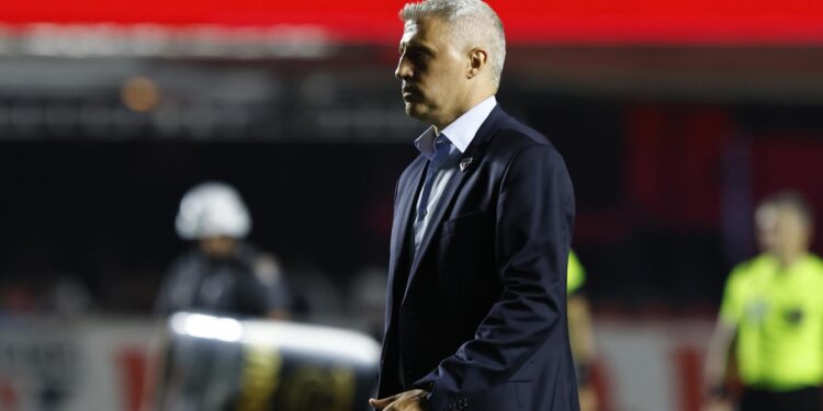Crespo valoriza vitória, mas deixa dúvida sobre futuro no São Paulo: “Não sei se fico”