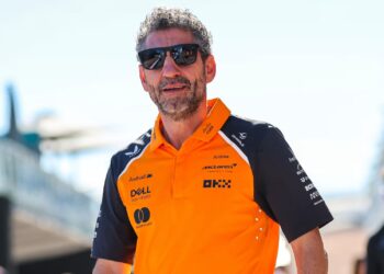 “Mundial de Pilotos está em nossas mãos”, diz chefe da McLaren após arrancada de Verstappen