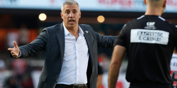 Crespo critica arbitragem após derrota do São Paulo: “Nunca vi algo tão escandaloso”