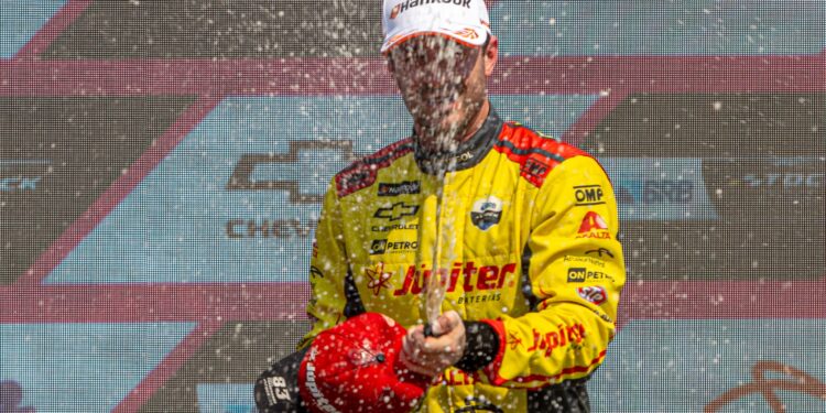 Gabriel Casagrande herda vitória na Stock Car após punição de Rafael Suzuki