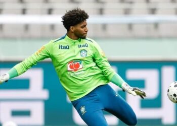 Hugo Souza é novidade em treino da seleção e deve ser titular contra o Japão