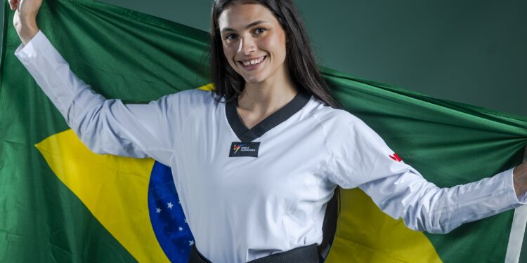 Maria Clara Pacheco faz história e é campeã mundial de taekwondo