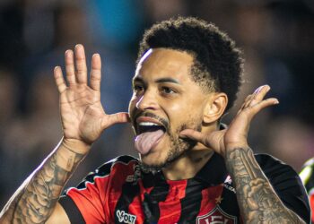 Triunfo do Vitória embola luta contra rebaixamento no Brasileirão