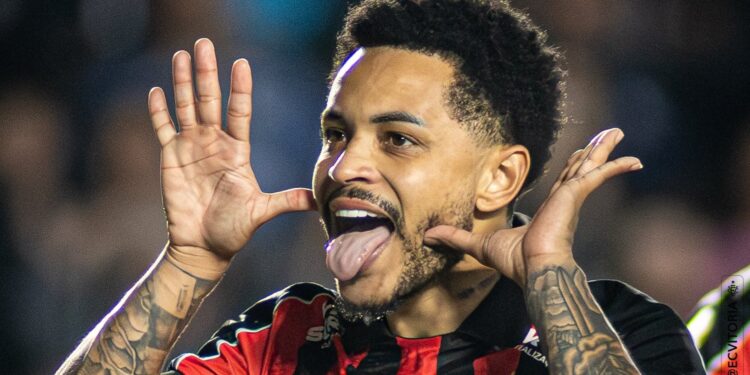 Triunfo do Vitória embola luta contra rebaixamento no Brasileirão