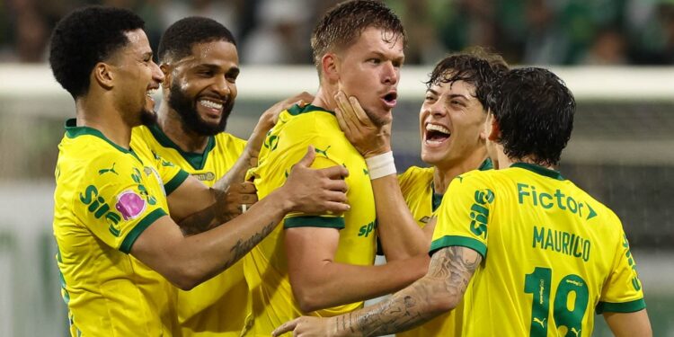 Palmeiras goleia o Bragantino e permanece com folga na ponta do Brasileirão